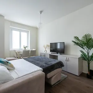 We - Santa Sofia House, Duomo Apartment Milan