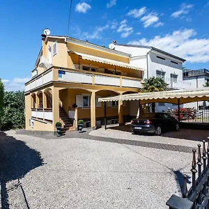 sara-apartments.primorje-gorskikotar.com/